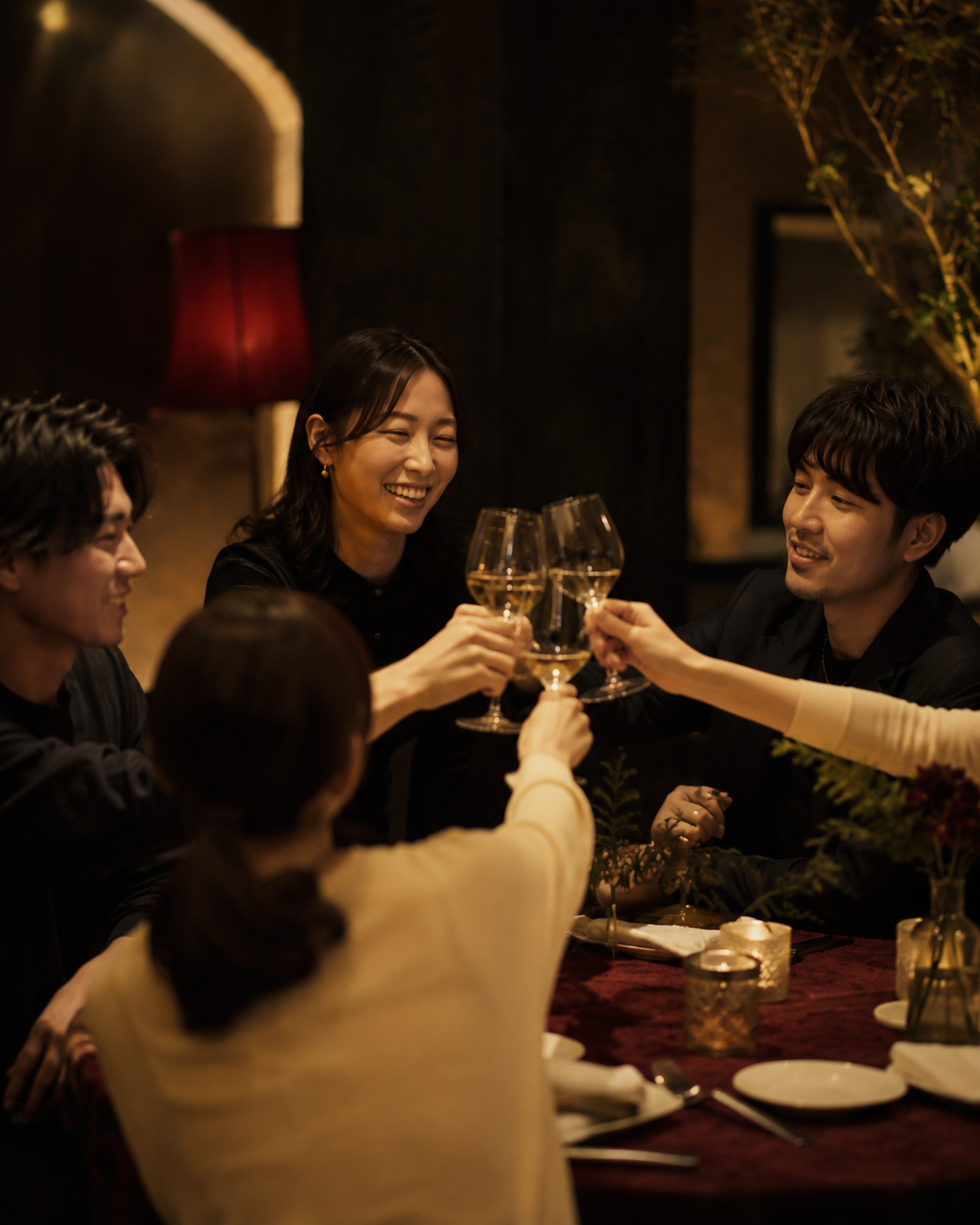 乾杯する参加者